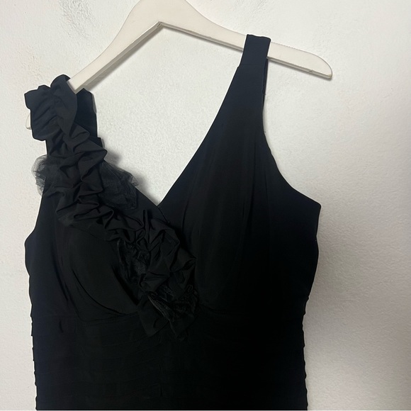 Elegant Black One-Shoulder Dress - Picture 2 of 5